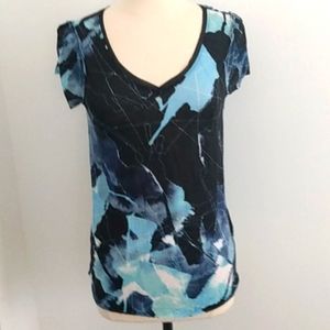 Vera Wang v neck tee shirt short sleeve chiffon trim neck line blu/blu print
